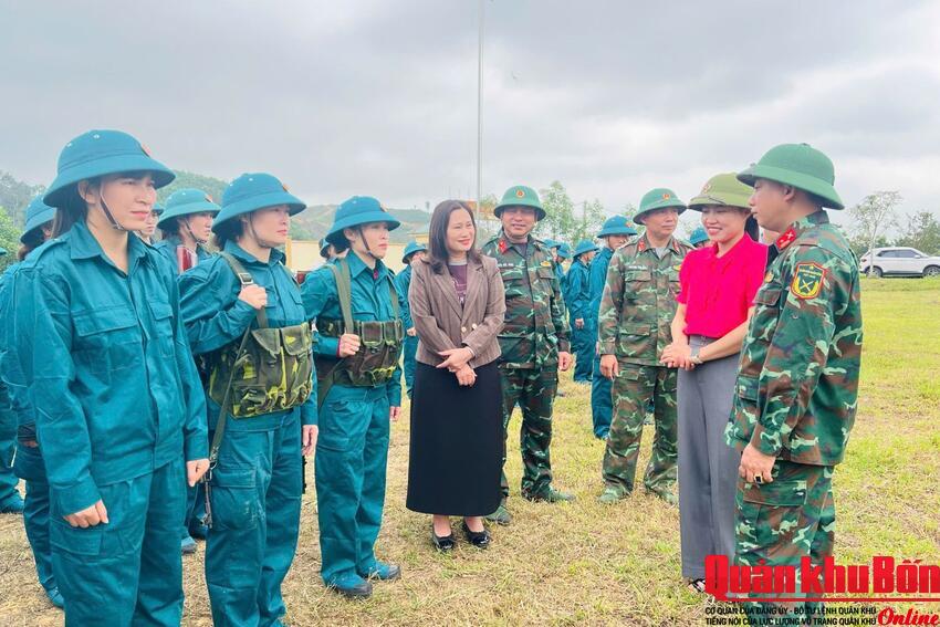 Thăm, động viên lực lượng dân quân năm thứ nhất xã Sơn Giang, tỉnh Hà Tĩnh