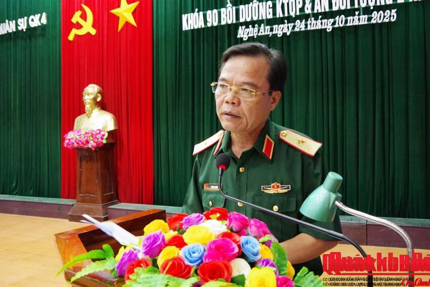 Thiếu tướng Lê Hồng Nhân dự bế giảng lớp bồi dưỡng kiến thức quốc phòng và an ninh đối tượng 2