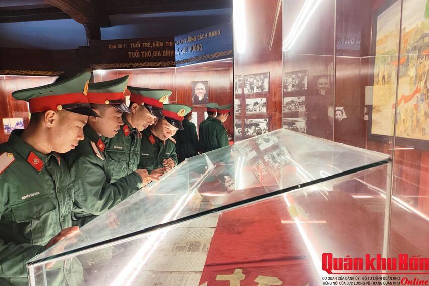 Sư đoàn 968 tổ chức cho chiến sĩ xuất ngũ năm 2026 dâng hương, tham quan các địa chỉ đỏ