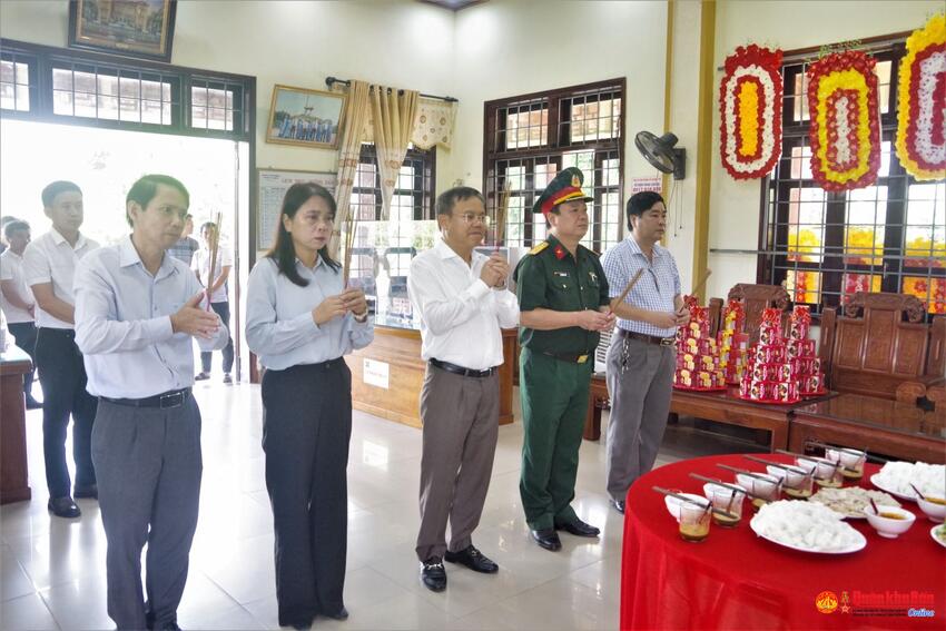 Đoàn công tác 515 tỉnh Quảng Trị thắp hương viếng các liệt sĩ