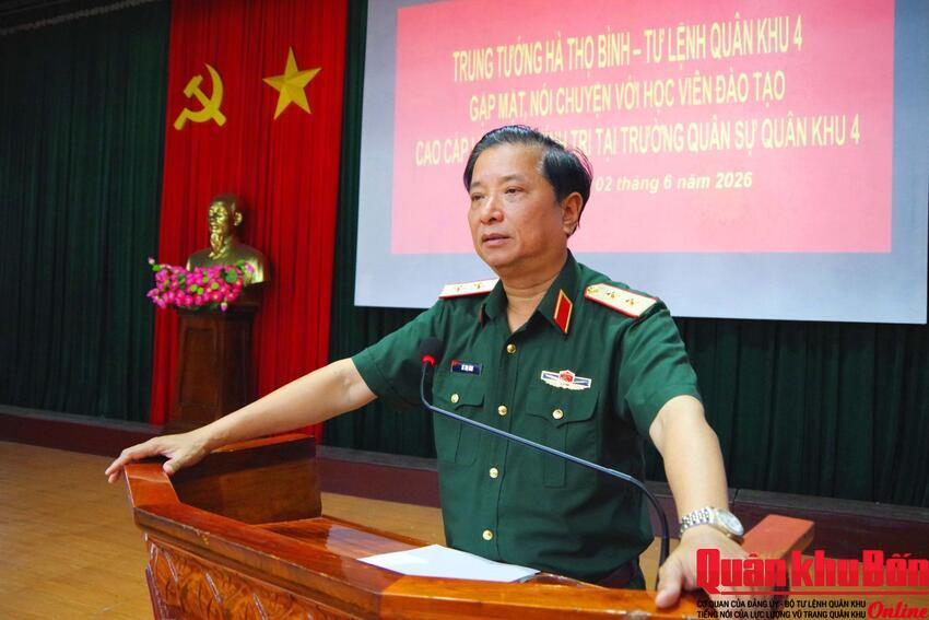 Trung tướng Hà Thọ Bình gặp mặt, nói chuyện với học viên đào tạo cao cấp lý luận chính trị