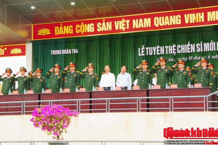 Thiếu tướng Hoàng Duy Chiến, Phó Tư lệnh Quân khu 4 dự Lễ tuyên thệ chiến sĩ mới Trung đoàn 764