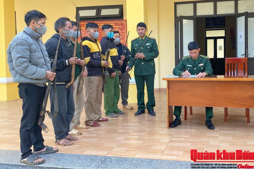 Đồn Biên phòng Tam Hợp vận động người dân giao nộp 6 khẩu súng tự chế