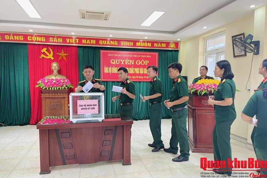 Chi hội Phụ nữ Ban Chỉ huy Quân sự thị xã Thái Hòa hướng về đồng bào vùng lũ Kỳ Sơn