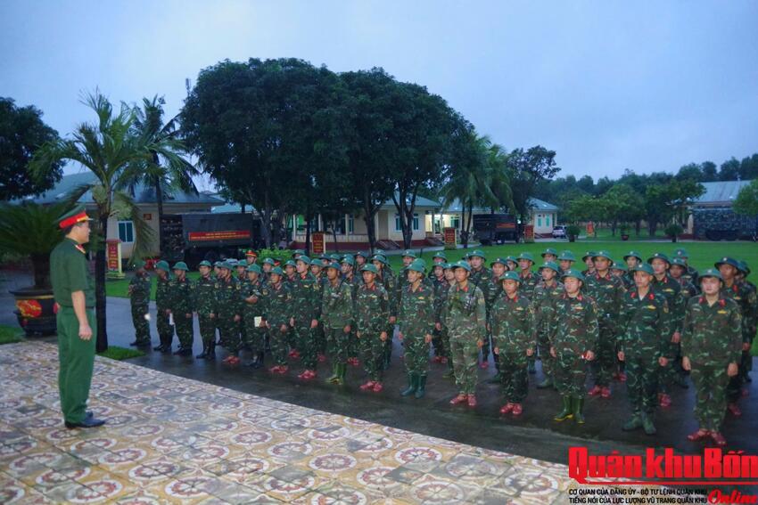 Sư đoàn 968 điều động 500 cán bộ, chiến sĩ giúp Nhân dân thành phố Huế khắc phục hậu quả mưa lũ