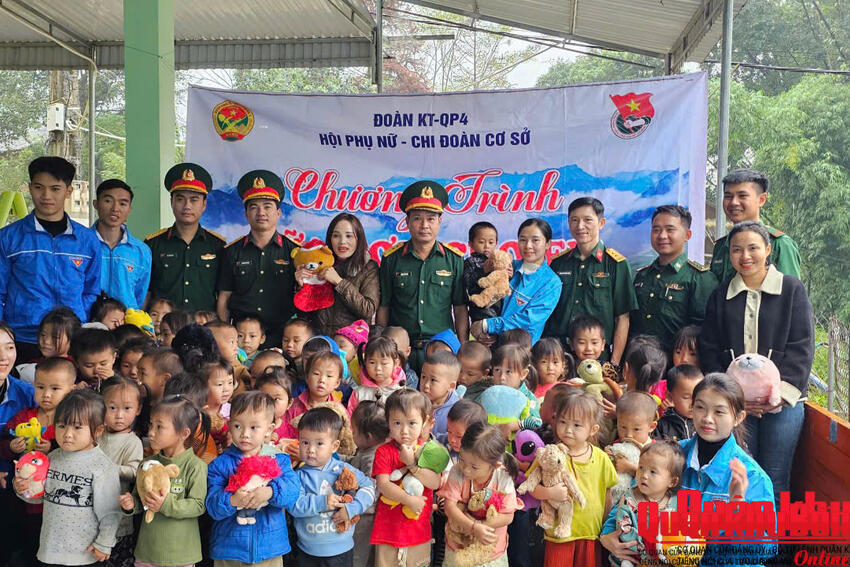 Đoàn Kinh tế - Quốc phòng 4 tổ chức “Bữa cơm cho em” ở Na Ngoi