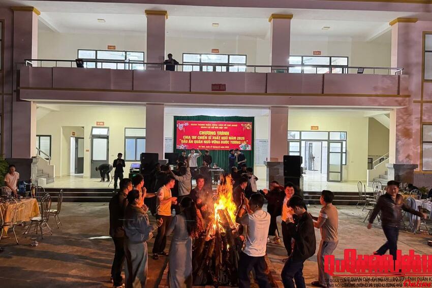 Ấm áp tình đồng đội trong đêm liên hoan chia tay chiến sĩ xuất ngũ