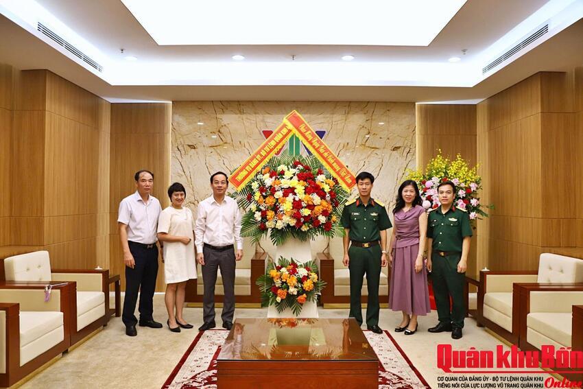 Quân khu 4 chúc mừng các cơ quan báo chí trên địa bàn Hà Nội nhân dịp 21/6