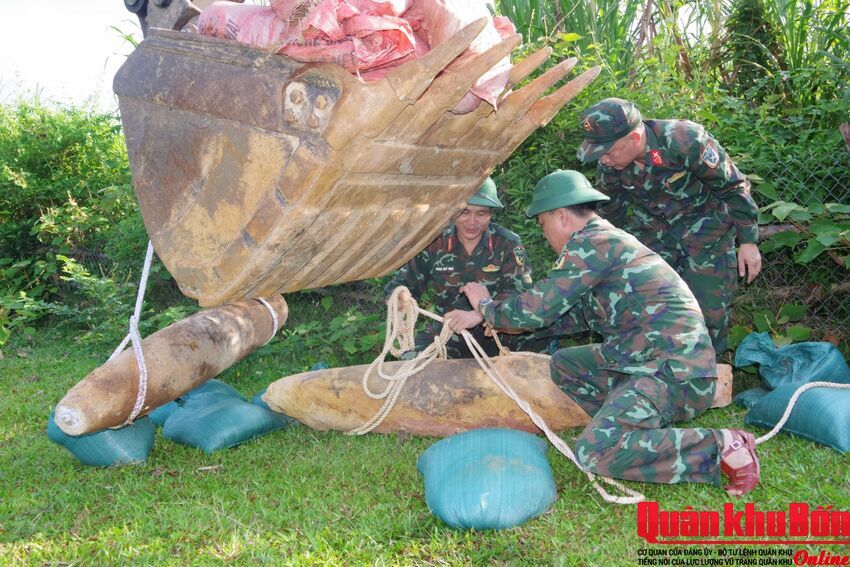 Bộ CHQS tỉnh Hà Tĩnh: Hủy nổ thành công 2 quả bom sót lại sau chiến tranh.