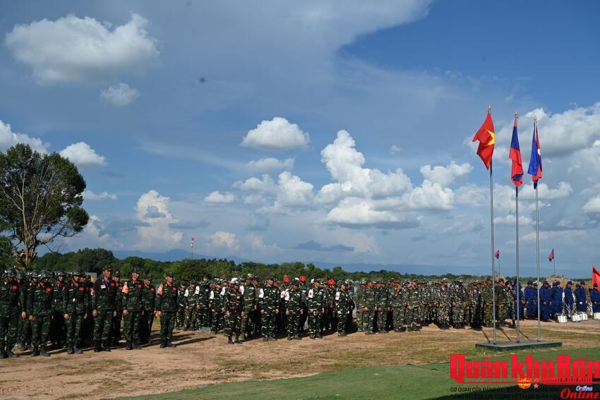 Trung tướng Hà Thọ Bình, Tư lệnh Quân khu 4 thăm, động viên lực lượng tham gia diễn tập cứu hộ, cứu nạn tại Lào