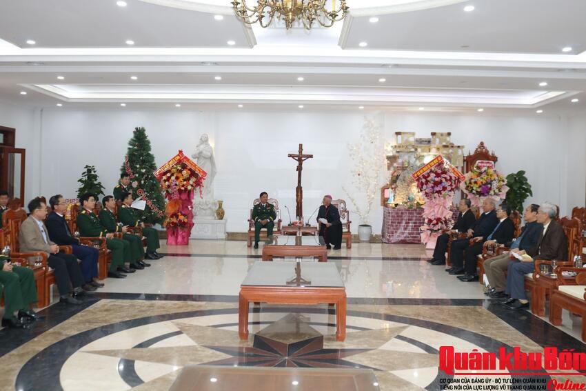 Bộ Tư lệnh Quân khu 4 chúc mừng Giáng sinh tại Giáo phận Vinh