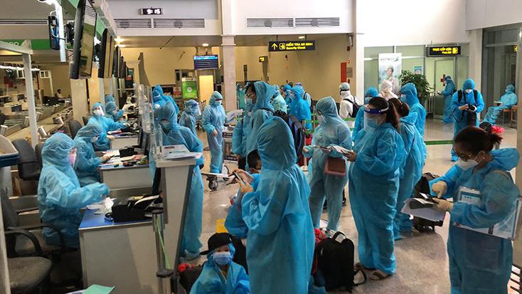 Hành khách làm thủ tục bay tại Cảng hàng không quốc tế Tân Sơn Nhất (TP. Hồ Chí Minh).