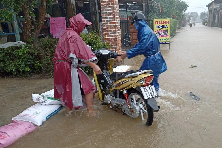 Nước lũ dâng cao, người dân trở tay không kịp, đội mưa đắp đê cứu lúa - 6