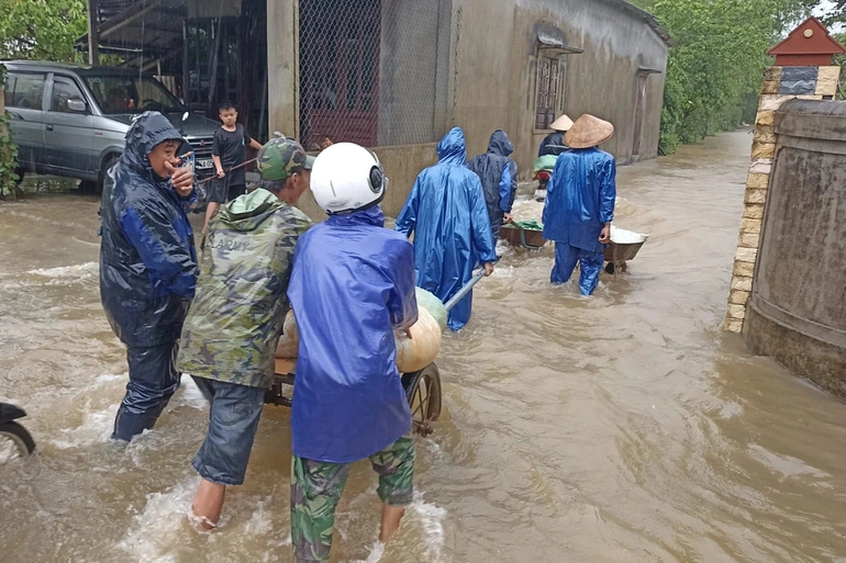 Nước lũ dâng cao, người dân trở tay không kịp, đội mưa đắp đê cứu lúa - 7