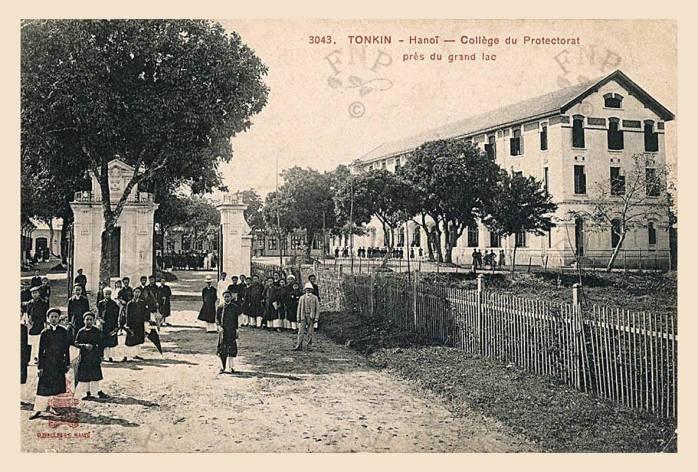 Collège du Protectorat près du Grand Lac - Trường Trung Học Bảo Hộ gần Hồ Tây - trường Bưởi (sau này là trường Chu Văn An). Nằm tại làng Bưởi, trên đường Route du Village du Papier (nay là đường Thụy Khuê)