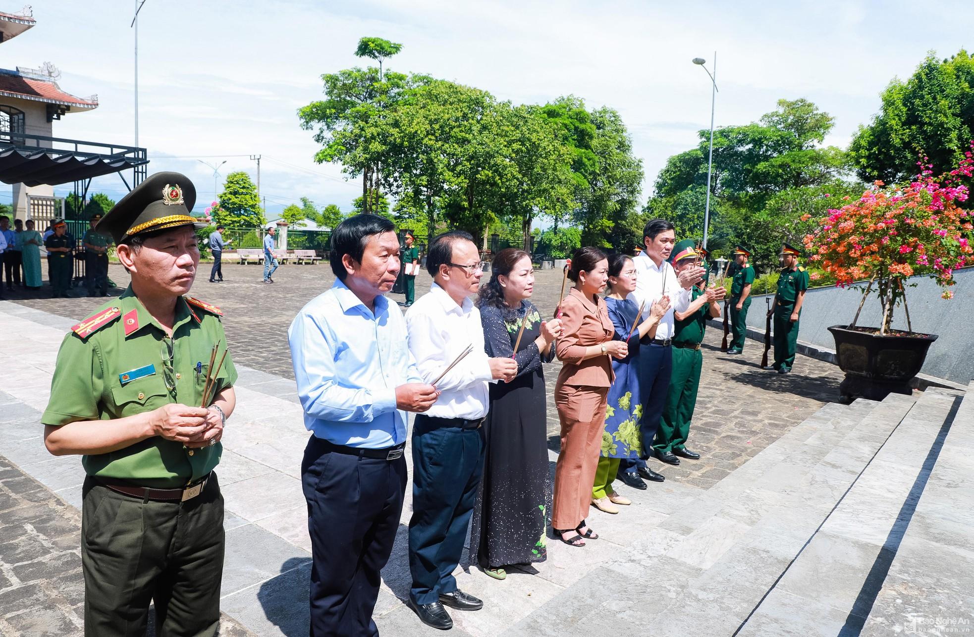 Lãnh đạo tỉnh Nghệ An tri ân các Anh hùng liệt sĩ tại Thành cổ Quảng Trị, sông Thạch Hãn, 'đất thép' Vĩnh Linh ảnh 15