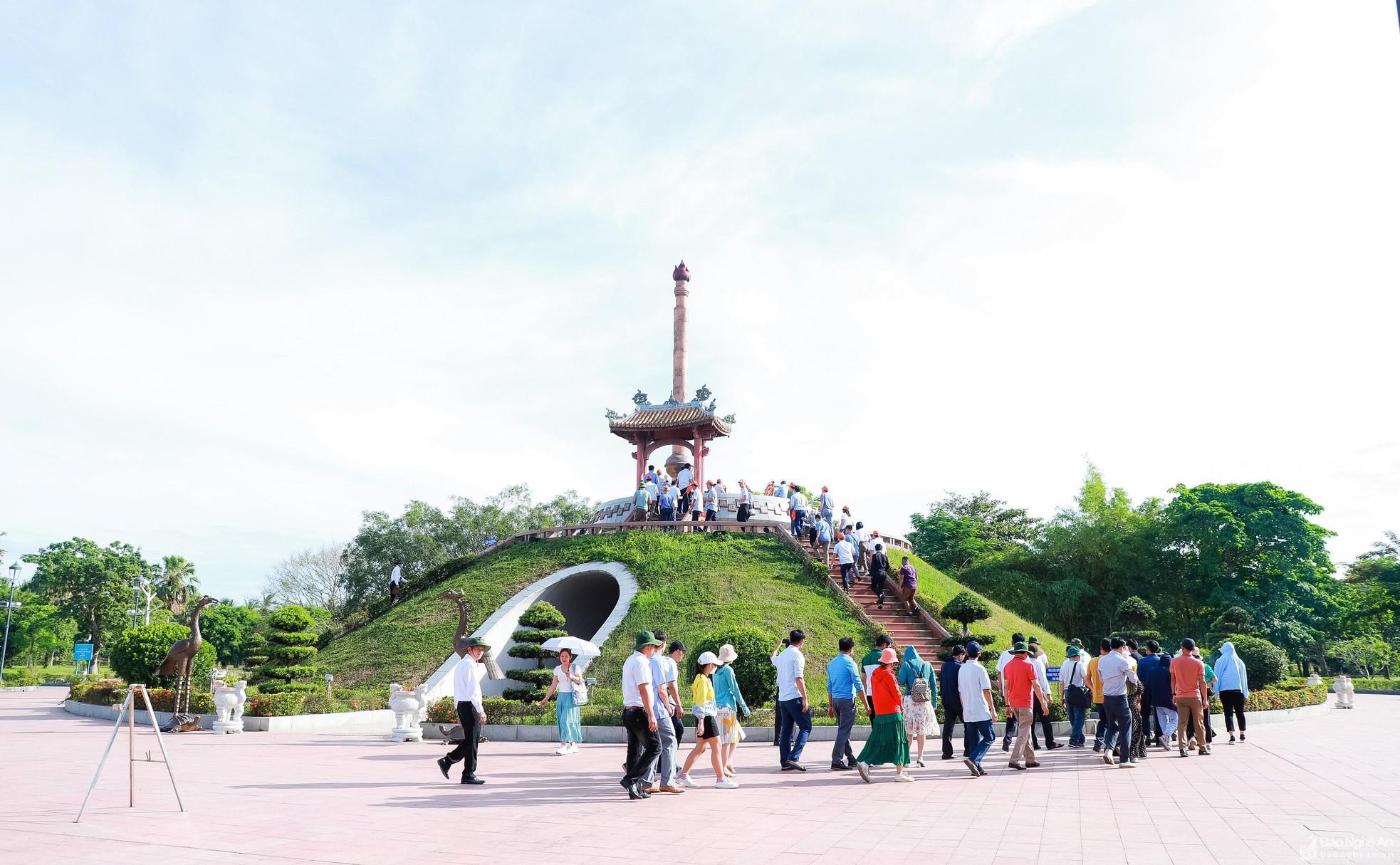 Lãnh đạo tỉnh Nghệ An tri ân các Anh hùng liệt sĩ tại Thành cổ Quảng Trị, sông Thạch Hãn, 'đất thép' Vĩnh Linh ảnh 2