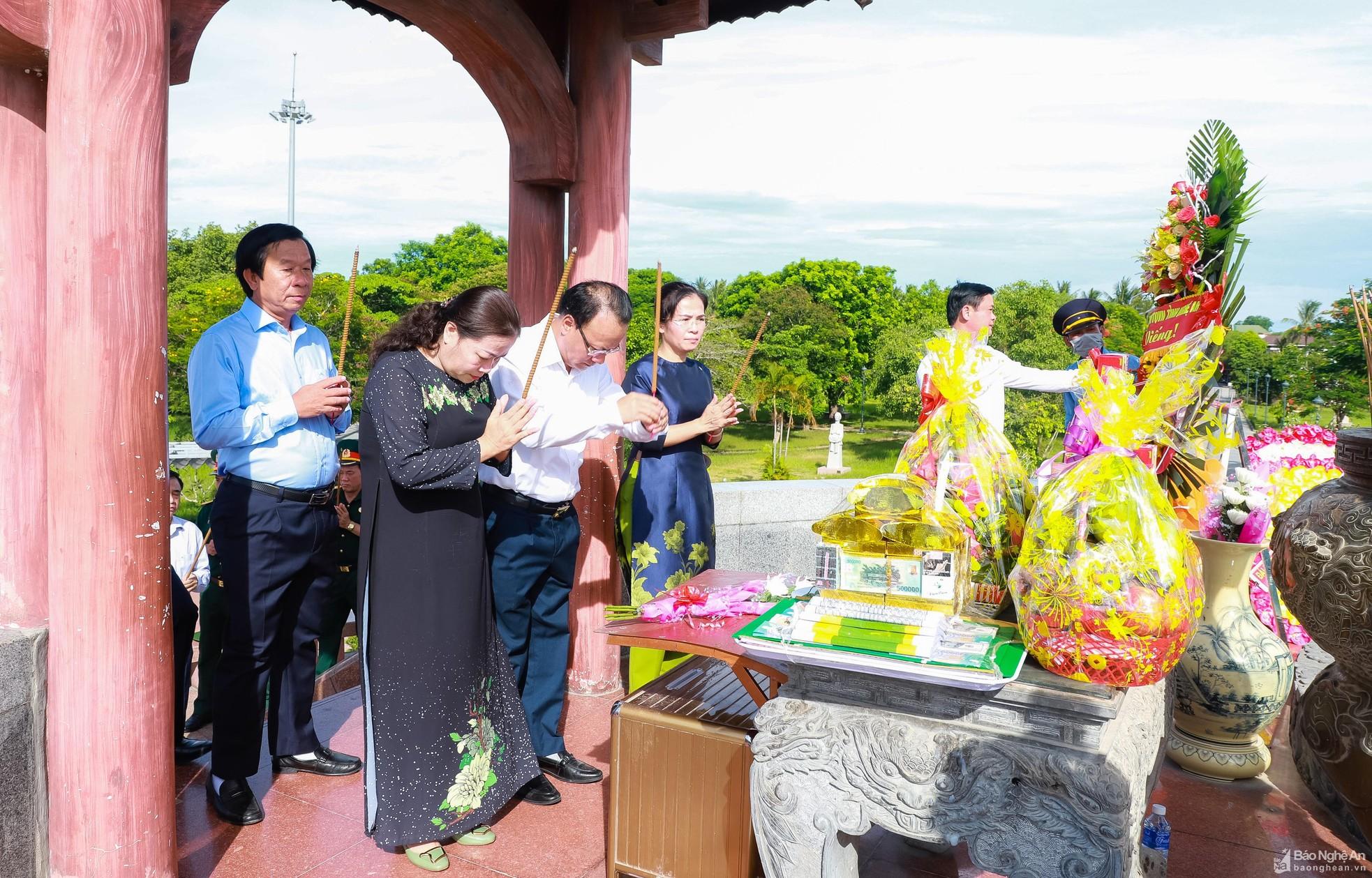 Lãnh đạo tỉnh Nghệ An tri ân các Anh hùng liệt sĩ tại Thành cổ Quảng Trị, sông Thạch Hãn, 'đất thép' Vĩnh Linh ảnh 5