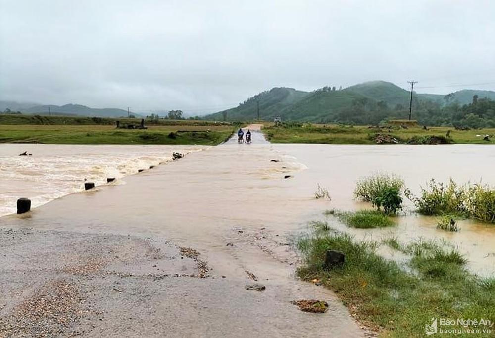 Nghệ An: Nhiều địa phương bị chia cắt, Quỳ Hợp sơ tán dân vì mưa lũ ảnh 1