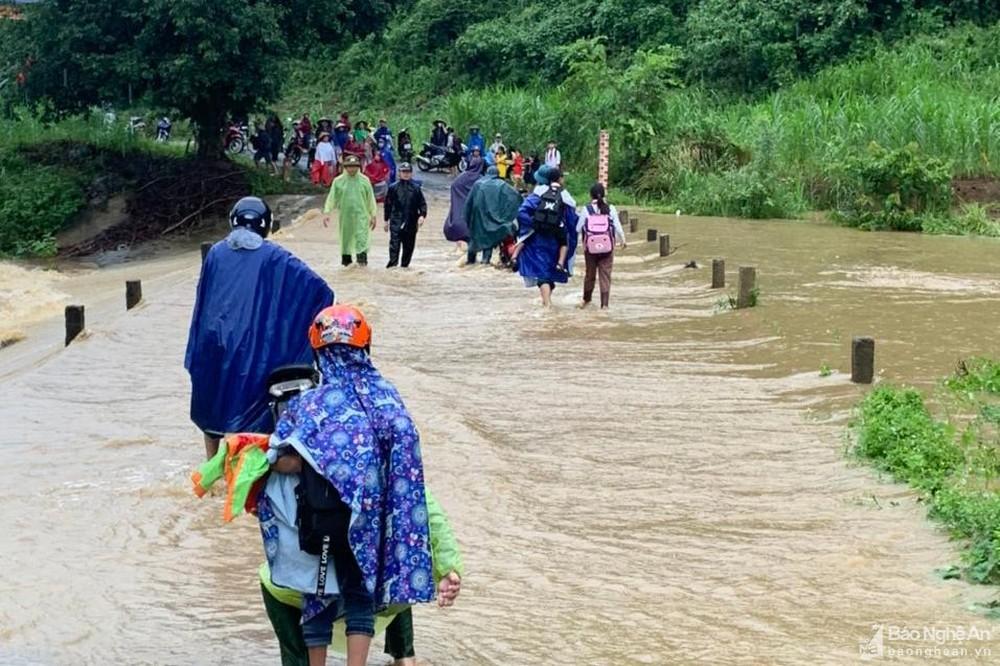 Nghệ An: Nhiều địa phương bị chia cắt, Quỳ Hợp sơ tán dân vì mưa lũ ảnh 8