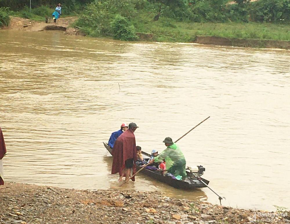 Nghệ An: Nhiều địa phương bị chia cắt, Quỳ Hợp sơ tán dân vì mưa lũ ảnh 3
