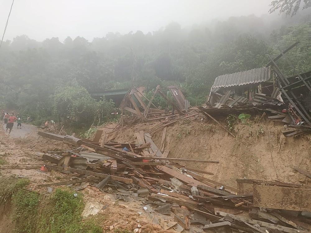Nhiều tuyến đường ở Kỳ Sơn xuất hiện vết nứt lớn sau mưa ảnh 5