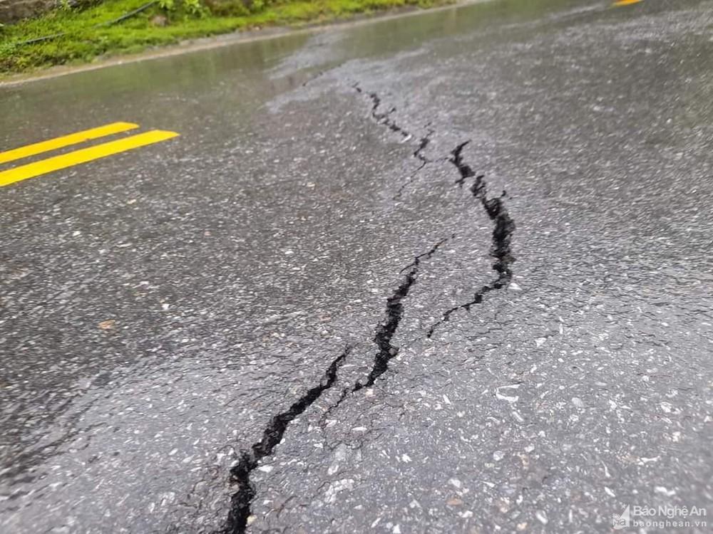 Nhiều tuyến đường ở Kỳ Sơn xuất hiện vết nứt lớn sau mưa ảnh 2