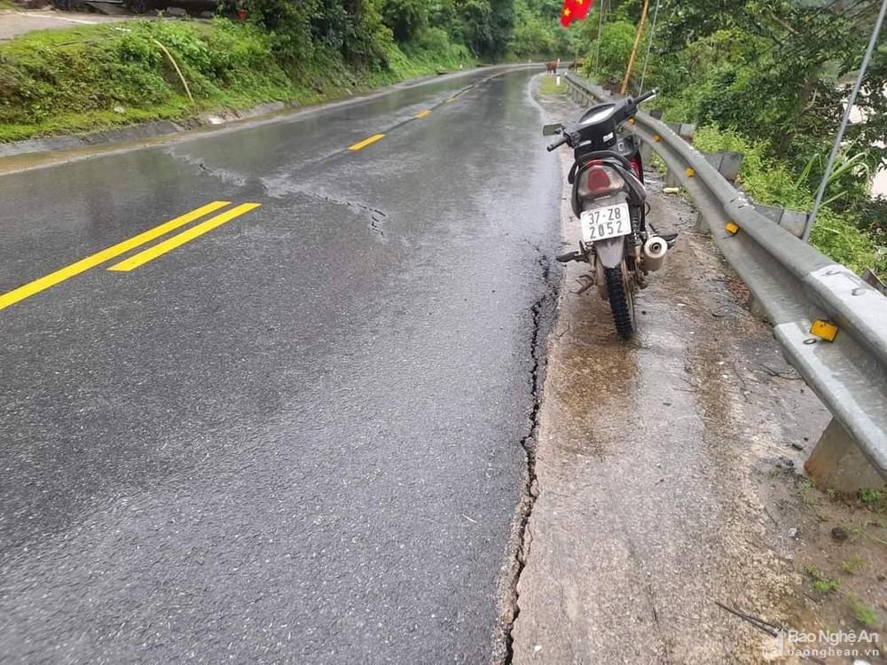 Nhiều tuyến đường ở Kỳ Sơn xuất hiện vết nứt lớn sau mưa ảnh 1