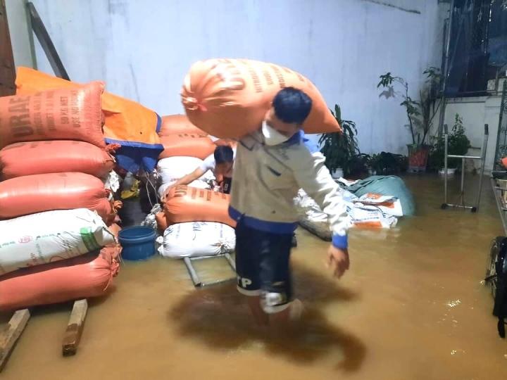 Ảnh: Mưa trắng trời, nhiều nơi ở Nghệ An bị ngập sâu - 4