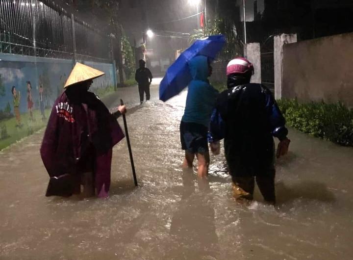 Ảnh: Mưa trắng trời, nhiều nơi ở Nghệ An bị ngập sâu - 5