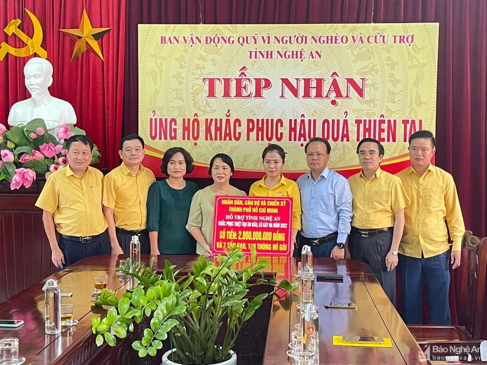 Thành phố Hồ Chí Minh trao 2 tỷ đồng hỗ trợ người dân Nghệ An khắc phục hậu quả mưa lũ ảnh 1