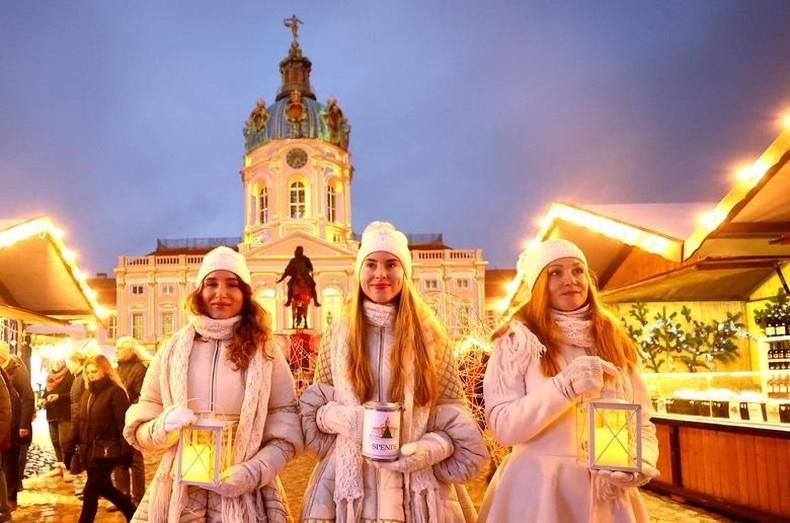 Những cô gái Ukraine quyên góp tiền ủng hộ trẻ em Ukraine tại chợ Giáng sinh trước Cung điện Charlottenburg, Berlin, Đức, ngày 24/11/2022. (Ảnh: Reuters)