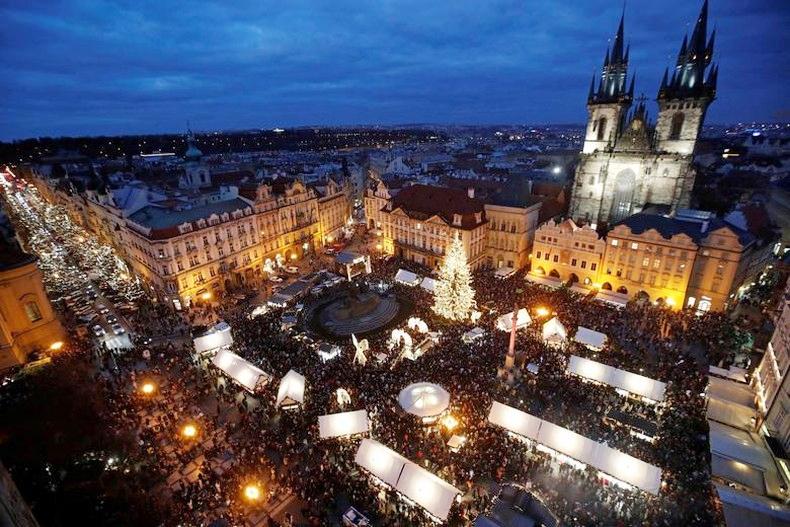 Chợ Giáng sinh truyền thống tại Quảng trường Old Town, Cộng hòa Séc, thu hút đông đảo khách tham quan. (Ảnh: Reuters)