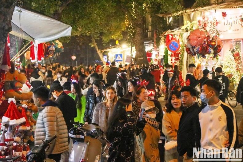 Phố cổ tại Thủ đô Hà Nội nhộn nhịp người tham quan và sắm đồ trang trí dịp Giáng sinh và năm mới 2023. (Ảnh: Thành Đạt)
