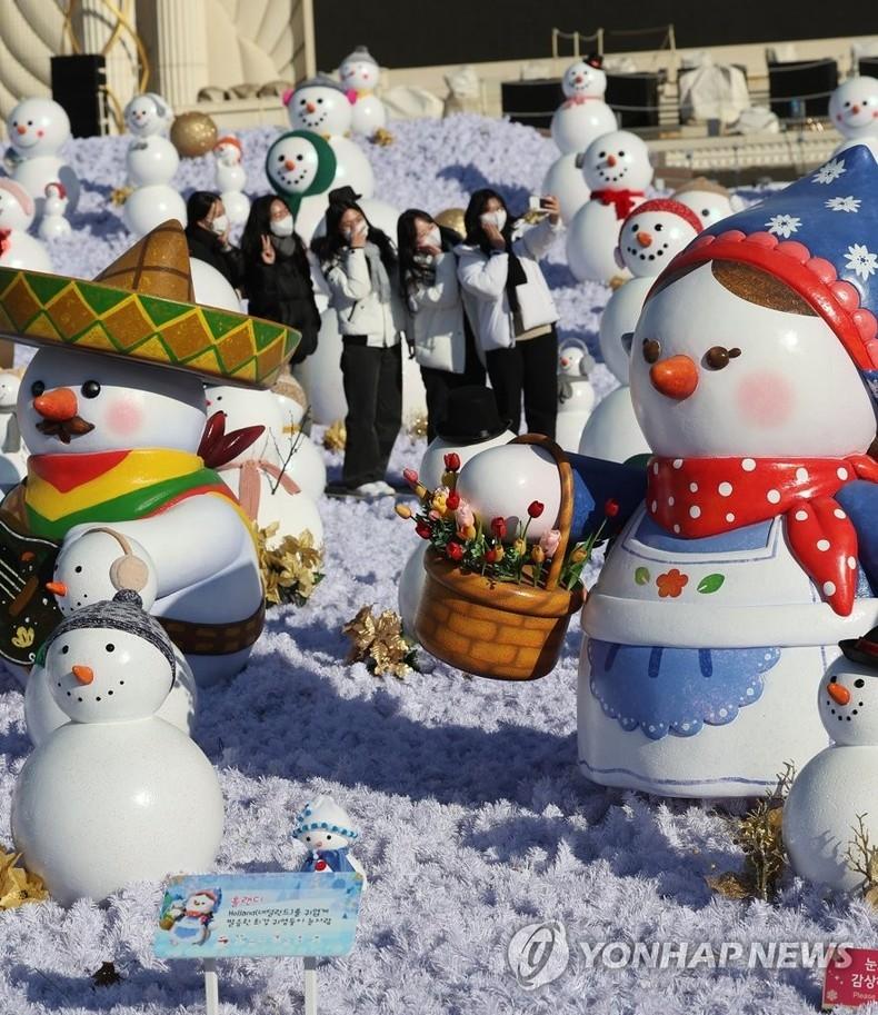 Các thiếu nữ chụp ảnh trong không gian Snowman World, nơi trưng bày hơn 2.000 người tuyết tại Công viên giải trí Everland, cách thủ đô Seoul, Hàn Quốc khoảng 40 km về phía nam. (Ảnh: Yonhap)