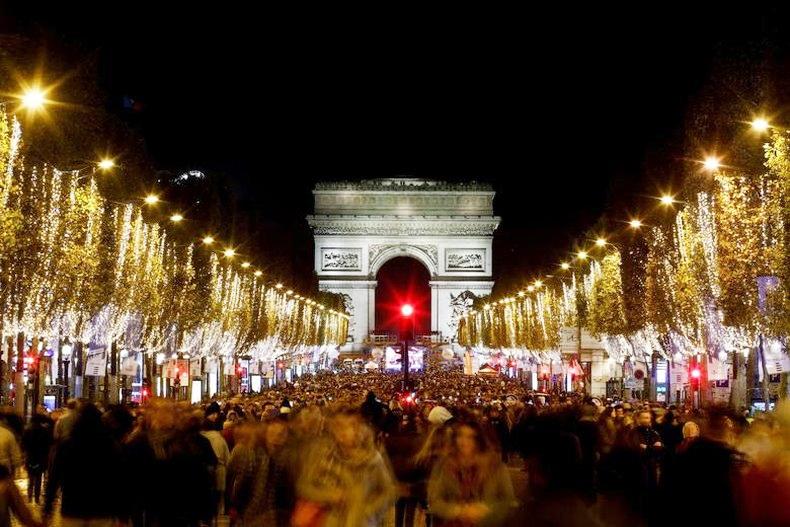 Pháp thắp sáng đại lộ Champs Elysees để đón Giáng sinh. (Ảnh: Reuters)