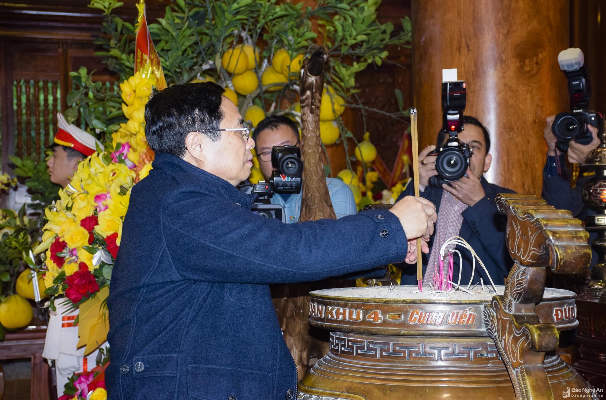 Thủ tướng Chính phủ dâng hoa, dâng hương tưởng niệm Chủ tịch Hồ Chí Minh ảnh 3