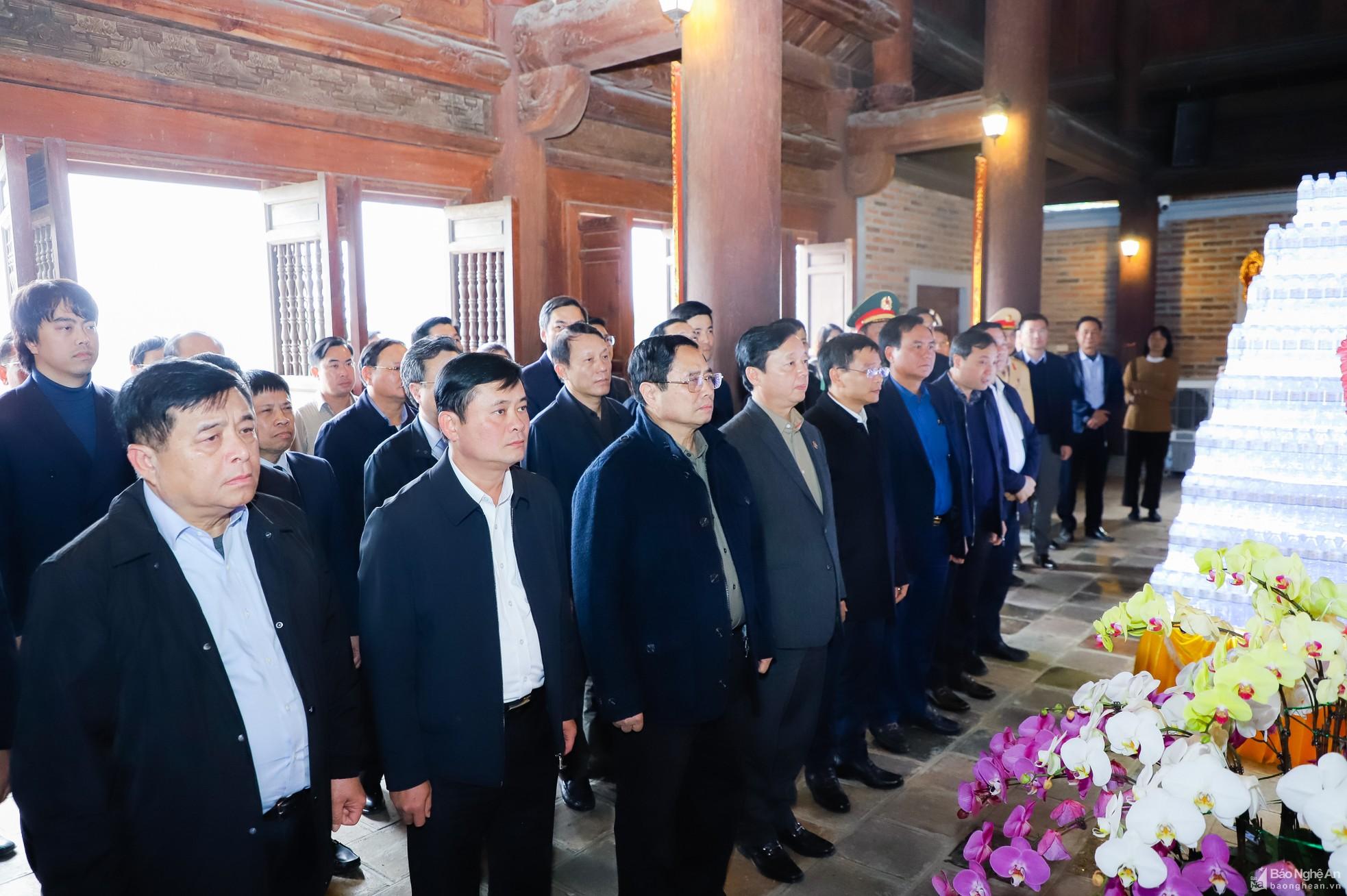 Thủ tướng Chính phủ dâng hoa, dâng hương tưởng niệm Chủ tịch Hồ Chí Minh ảnh 6