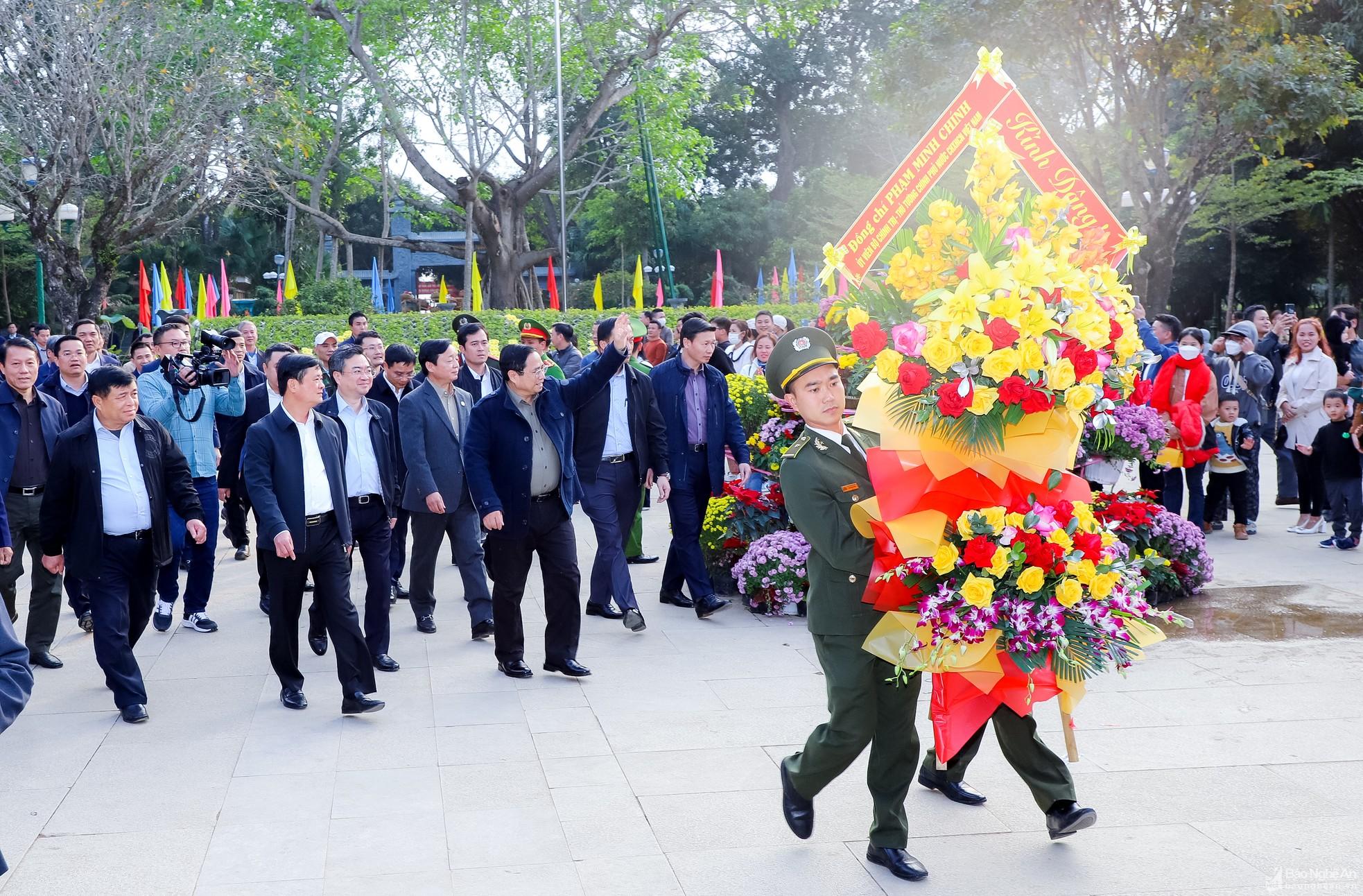 Thủ tướng Chính phủ dâng hoa, dâng hương tưởng niệm Chủ tịch Hồ Chí Minh ảnh 1