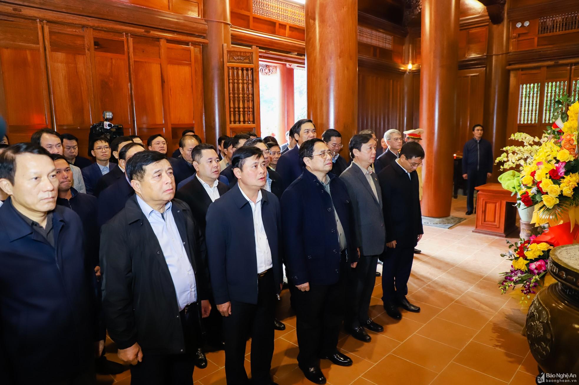 Thủ tướng Chính phủ dâng hoa, dâng hương tưởng niệm Chủ tịch Hồ Chí Minh ảnh 2