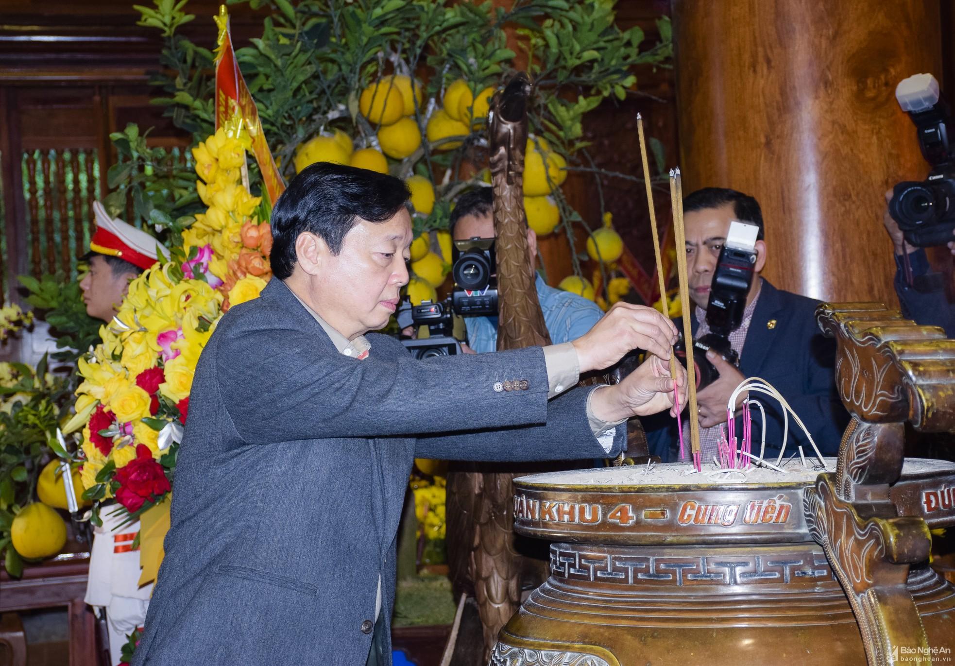 Thủ tướng Chính phủ dâng hoa, dâng hương tưởng niệm Chủ tịch Hồ Chí Minh ảnh 4
