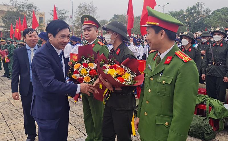 Đồng chí Nguyễn Công Huấn, Ủy viên Ban Thường vụ Tỉnh ủy, Phó Chủ tịch Thường trực HĐND tỉnh tặng hoa chúc mừng các tân binh.