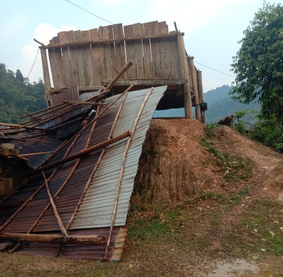 Giông lốc làm tốc mái nhà dân, gãy cột điện ở nhiều huyện miền núi Nghệ An ảnh 10