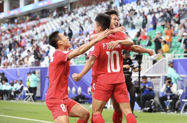 Lượt trận đầu bảng D, Việt Nam 2-4 Nhật Bản: Còn nguyên cơ hội - Ảnh 1.
