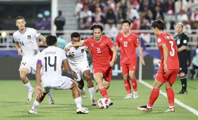 Tuyển Việt Nam (áo đỏ) thua Indonesia 0-1 và bị loại sớm ở Asian Cup 2023. Ảnh: Hoàng Linh
