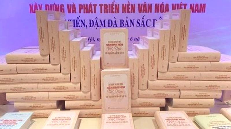 Cuốn sách Xây dựng và phát triển nền văn hóa Việt Nam tiên tiến, đậm đà bản sắc dân tộc. (Ảnh: VOV)