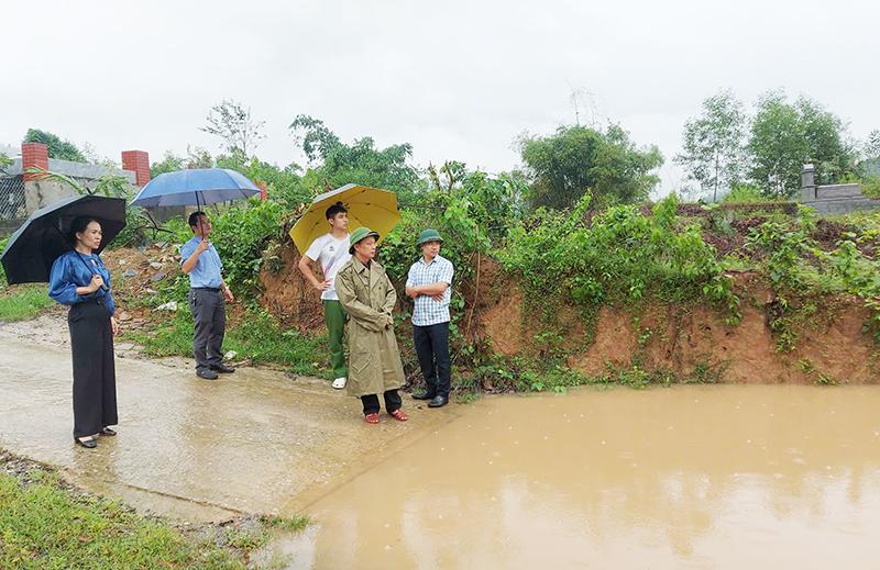 Lãnh đạo huyện Tuyên Hóa kiểm tra tình hình mưa lũ trên địa bàn.