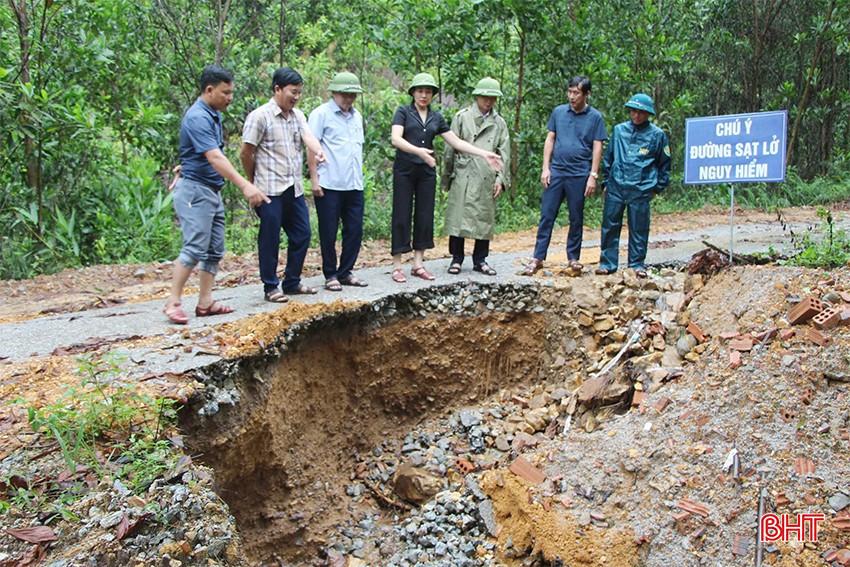 Do ảnh hưởng của bão số 4, từ tối ngày 19/9 đến sáng nay, trên địa bàn Vũ Quang có mưa vừa đến mưa to, lượng mưa đo tại trạm Hòa Duyệt lúc 13 giờ ngày 20/9 là 225 mm. Trong ảnh: Sạt lở nghiêm trọng trên tuyến đường liên xã Đức Lĩnh - Thọ Điền.