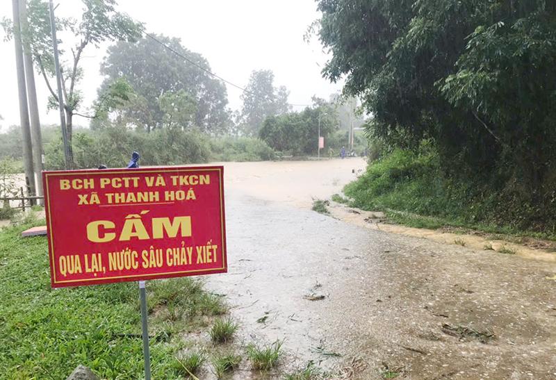 Một tuyến đường tại xã Thanh Hóa bị ngập sâu.