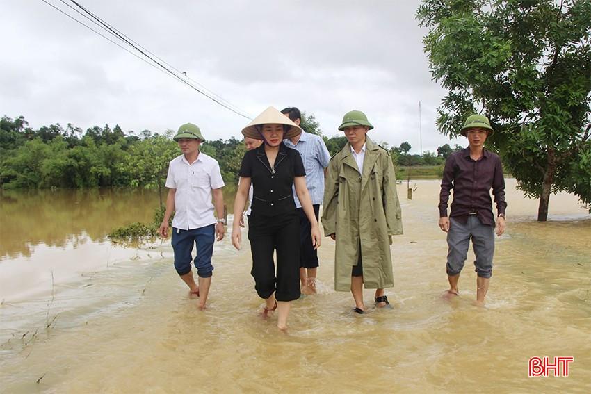 Lãnh đạo huyện Vũ Quang đã đến kiểm tra tình hình ngập lụt, sạt lở đất tại các xã chịu ảnh hưởng như: Đức Bồng, Đức Lĩnh và Đức Hương.